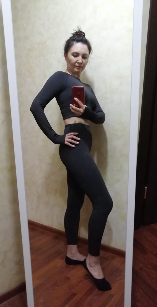 Собрала комплект леггинсы, топ и рашгард. Хорошо, что можно купить разные размеры верха и низа. Хочу отдельно написать про леггинсы. Они очень удобные, пояс с утяжкой, то что нужно 👍 Ткань дышащая, длина леггинс для меня идеальная! Благодарю ❤️