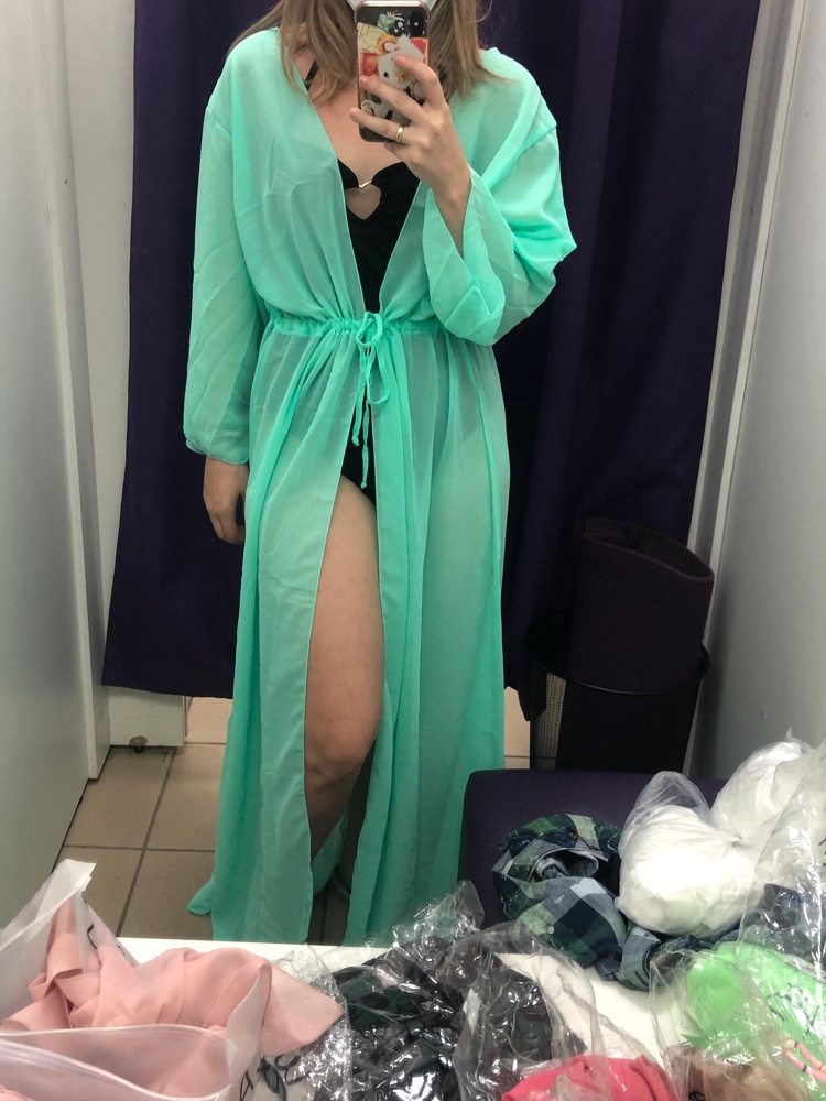 Заказывала несколько цветов. Белое пришло без рукавов, но оно понравилось больше всего. Его в итоге взяла, хотя считаю что оно должно бы было стоить дешевле… Также взяла парео другого производителя, качество материала у которого в разы лучше при сравнении.. но тут, повторюсь, понравилась именно модель без рукава. 