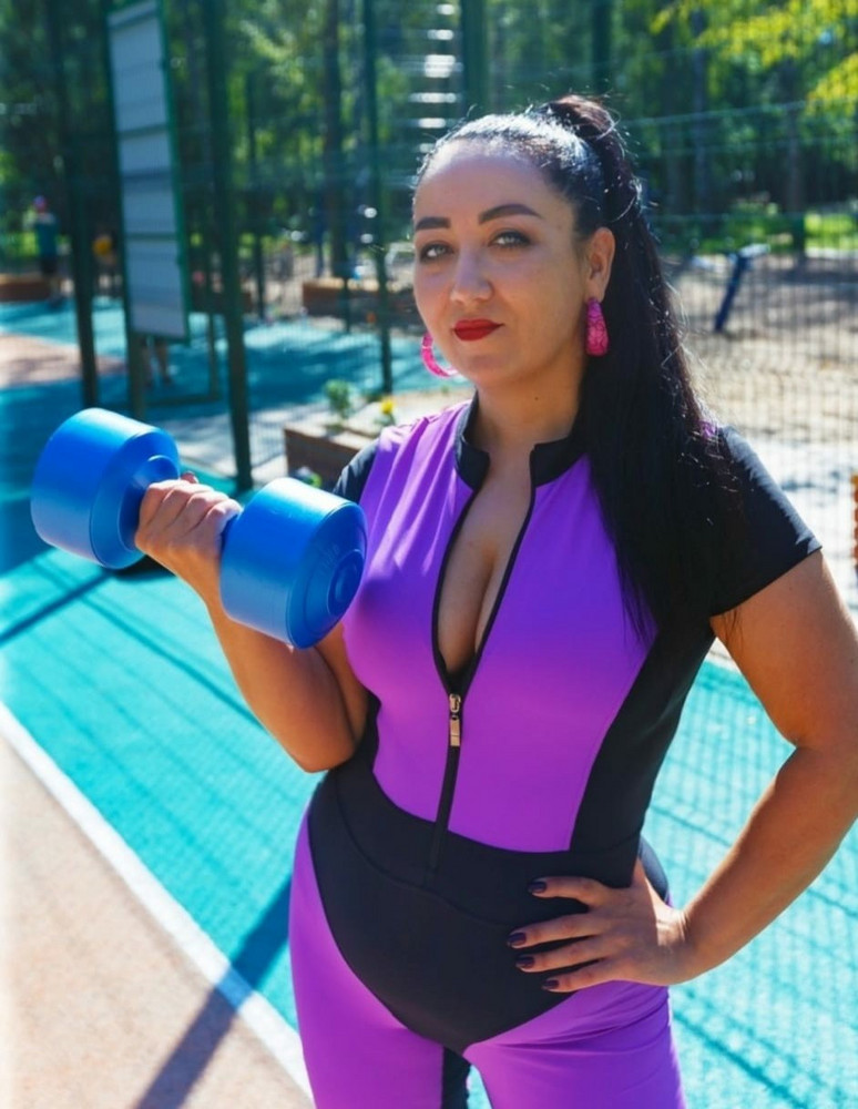 Очень крутой комбинезон. Яркий,  привлекающий внимание. На размер 48,  взяла 46 - подошёл. Качество отличное