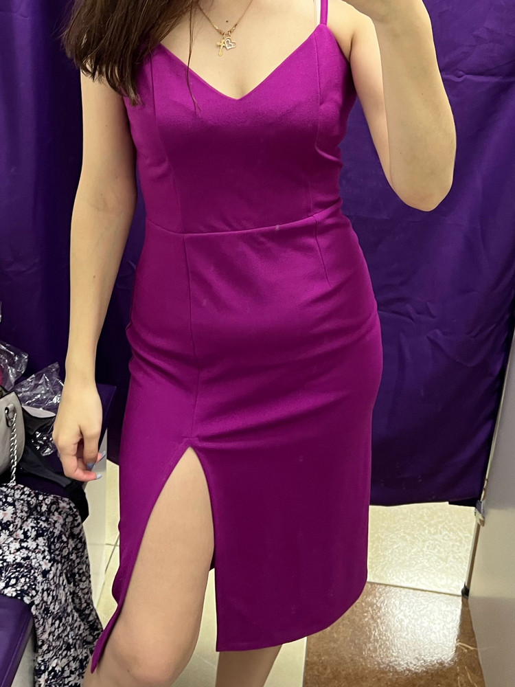 Модель очень хорошая, поможет скрыть небольшие недостатки . Но ! Перемерила 3 разных цвета , и хочу сейчас сказать, что цвета очень странные . Они как будто слишком яркие . Бежевое тонкое и просвечивает белье , розовое очень странный цвет тоже ,слишком насыщенный что ли . Зелёный тоже странный , как сказала моя сестра : как будто форма пограничника . В общем рекомендацию производителю: изменить расцветки ) а так хорошее платье !Взяла в итоге зелёное 