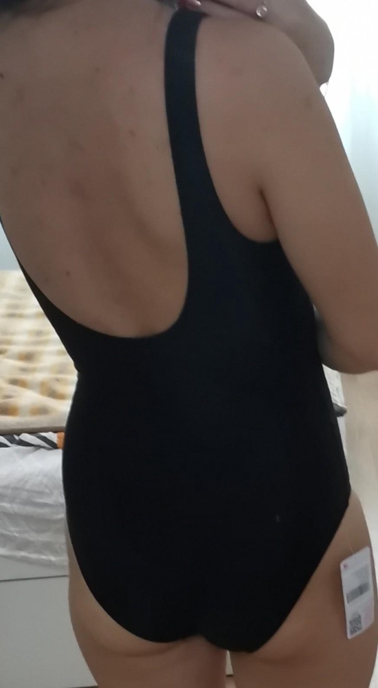 Отличный купальник. На рост 1,58м размер ношу 44-46 взяла 44 размер. Подошёл идеально. Качество хорошее, не просвечивает, стройнит. 
Рекомендую. Покупала за 27р