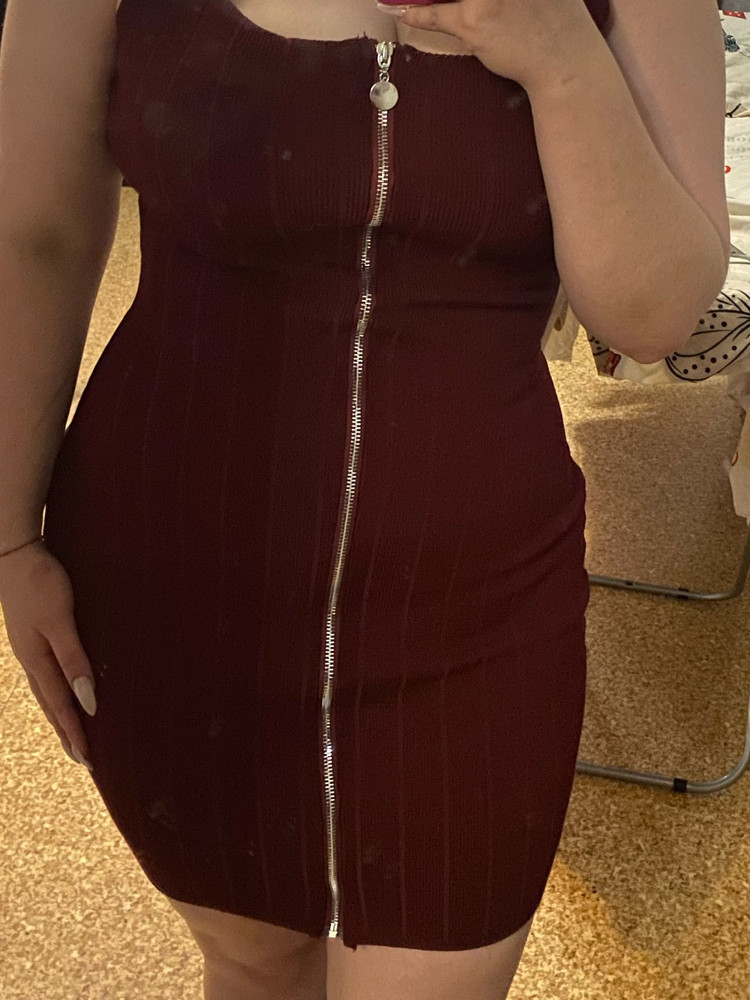 Корсет классный, утягивает очень замечательно. Брала на размер меньше ,по меркам мне нужно было брать XL ,а заказала L и не пожелтела. Первый раз  когда начала застегивать думала не застегну и уже пожелала, что заказала на размер меньше , но с бешеным желанием у меня получилось !!!! И как я читала отзывы он растягивается, и к сожалению это так , но это не критично . У меня с трудом получалось застигнуть на первую , как я уже застёгиваю на вторую , хотя в принципе не похудела , но утягивать он от этого хуже не стал. Корсет плотный , и хоть там пишется , что он типо дышащий под ним все равно  хоть и не сильно потеешь . И ещё один огромный плюс ты держишь с ним  осанку . Под одеждой его не видно.