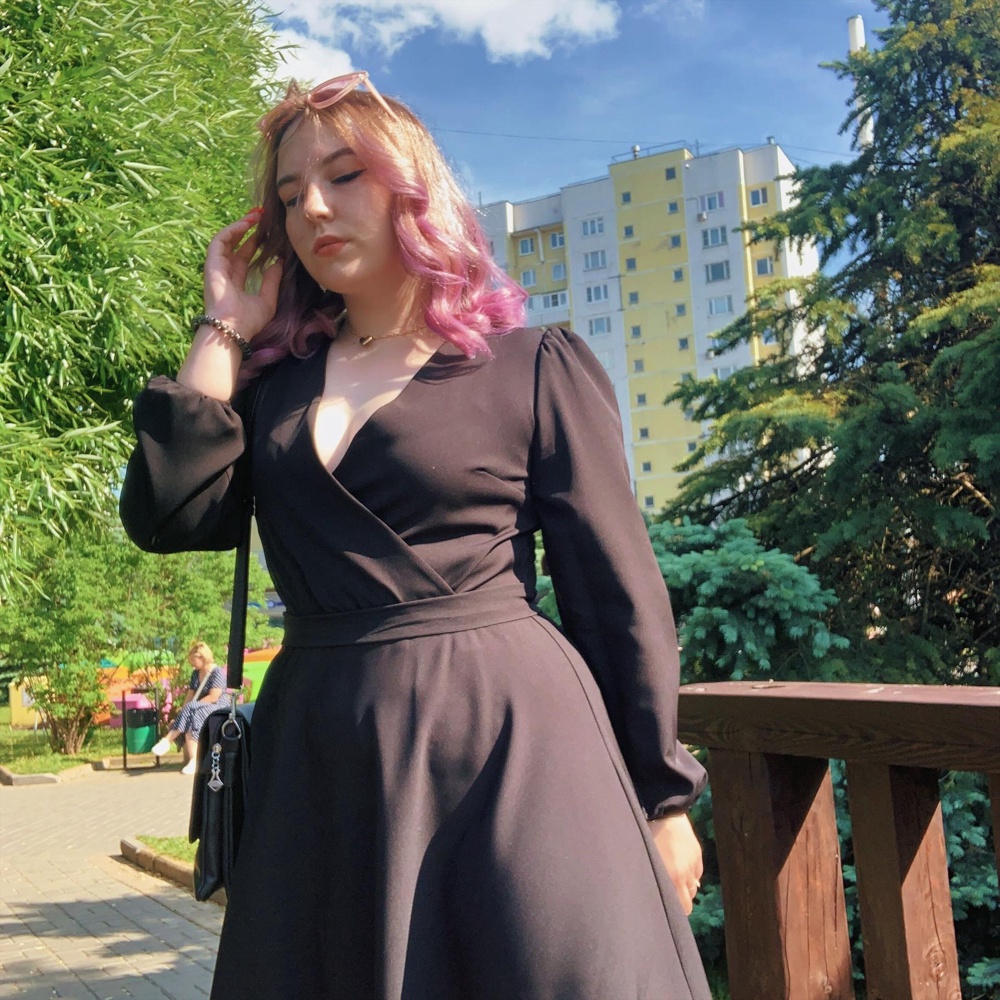 Платье идеальное😻 доставка в Московскую область 1 день. Ткань легкая, телу комфортно. Вырез достаточно большой. Идеально подойдёт для девушек со вторым размером . На рост 164, чуть выше колена. Мой размер L.