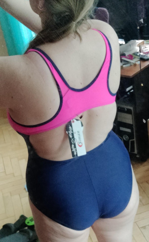 Есть чашечки. Грудь не выпирает и не вываливается.
Стройнит.
Но из-за выреза сзади видно жир на спине.
Немного неудобно надевать, лямки перекручиваются и мешают.
А в целом мне нравится, думаю оставлю