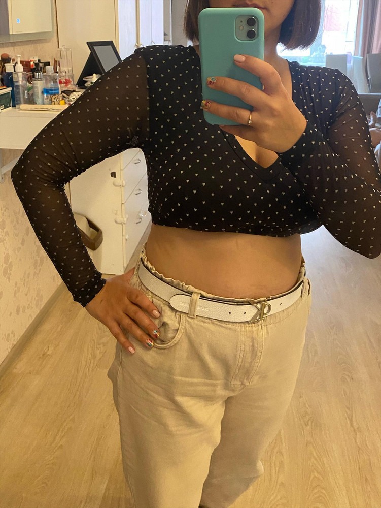 Купальник хороший, материал качественный. Но есть какой-то косяк в выкройке. Даже на фото модели видна широкая пройма. На бОльшей груди это еще заметнее. Немного ушила рукава, уменьшила пройму. Стало гораздо лучше. 