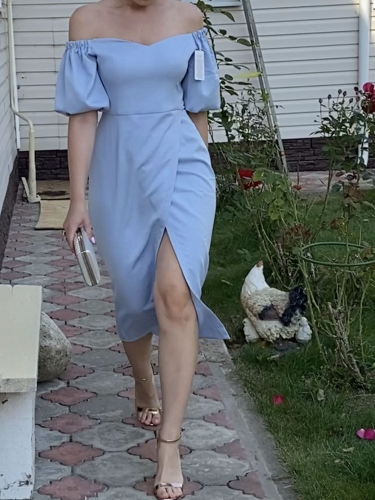 Цвет у платья классный, благородный, дорогой. Брала в другом магазине голубой, там цвет простой. Голубой голубому рознь, поэтому в итоге взяла розовое. Даже сначала думала его взять, пока не померила платье другого производителя, там пошив идеальный. Тут идея хорошая, но на рост 174 талия выше, чем должна быть, на мой взгляд, модель рассчитана на более низкий рост. В талии шире, в бёдрах уже по сравнению с идеально севшей моделью. Ткань тонковата. Ключевое - спереди не должно быть строчки, шов должен быть потайным. По этой причине появляются морщины, да и простит этот нюанс платье, особенно для тех, кто разбирается в пошиве одежды. Но тем не менее платье порекомендую, брюнеткам особенно холодным.