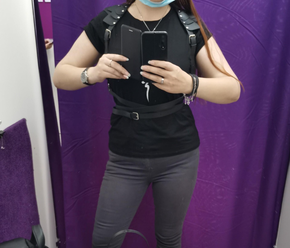 Это просто🔥🔥🔥
Мой поклон производителю и доставке))) Очень давно хотела подобную вещь))) 
Один в один, как на фото.
Верх в двух вариантах: классика (аккуратно лежала в пакете зип-лок) и крылья (были пристегнуты, имеется бирка).
Всё аккуратно. Немного обсыпается, но это нормально. Фурнитура хорошая. 
Села, как влитая. Плечи на минимум отрегулировала, пояс - ещё на 4 дырочки можно худеть до минимума))) 
Пришло в коробке, правда, не заскотчеванной. Не критично, потому что все на месте.
Доставка 4 дня. Молодцы! 🔥
Рекомендую однозначно! 🔥