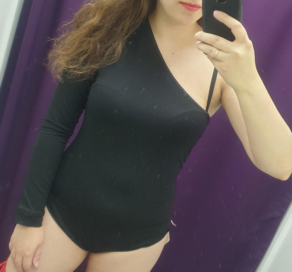 Пока все замечательно, но ещё не носила, дополню позже отзыв.  У меня 46 размер, иногда 48😃 98-80-102, здесь брала 42, подошло супер. Красивое, сексуальное. По фото на модели попу закрывает, а у меня почти стрингами получилось сзади, странно.  Но я все равно его взяла. Хороший состав, смотрится супер. 1067р обошёлся