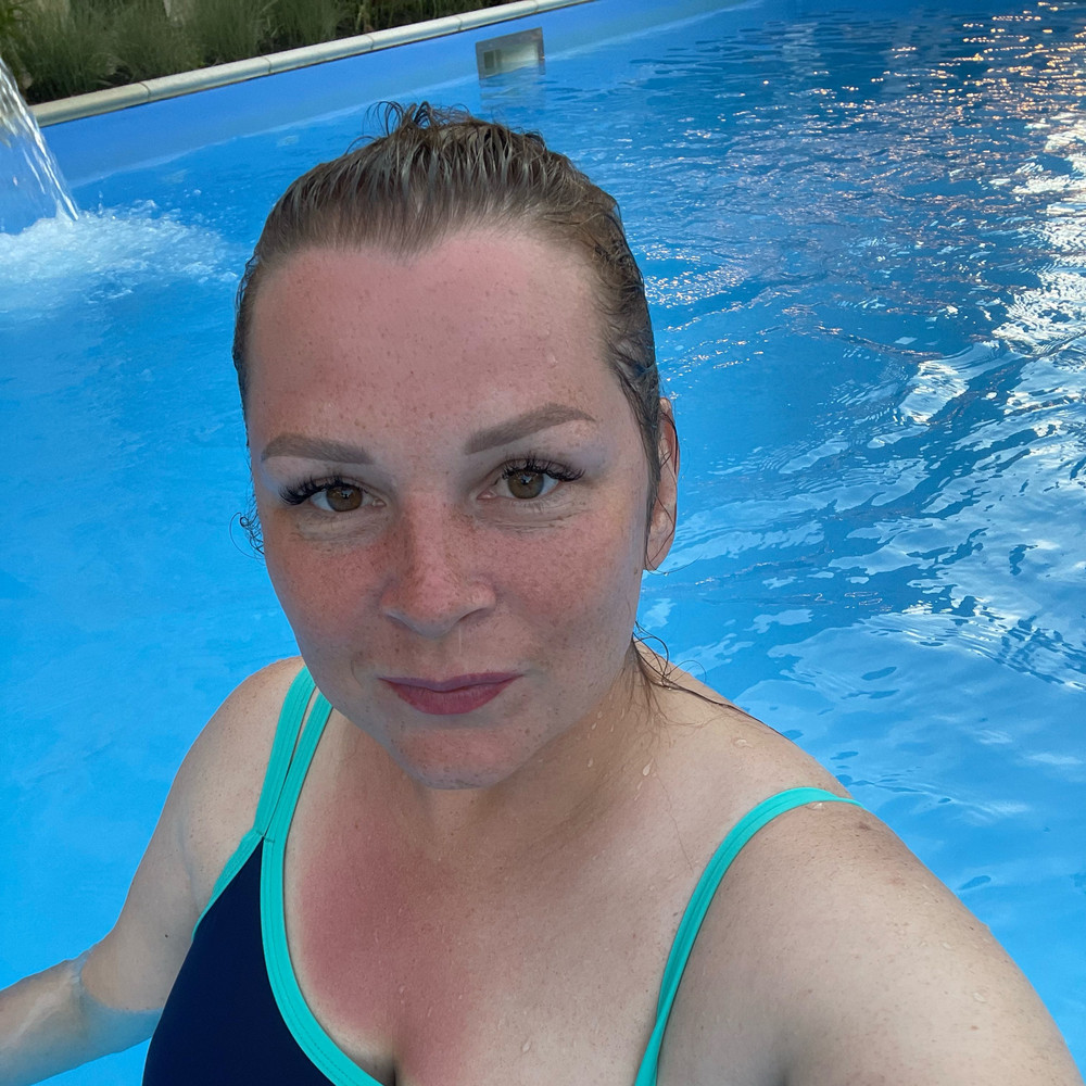 Купальником очень довольна, забрала даже с небольшим браком на сетке. На мой 48-50 сел невероятно идеально.