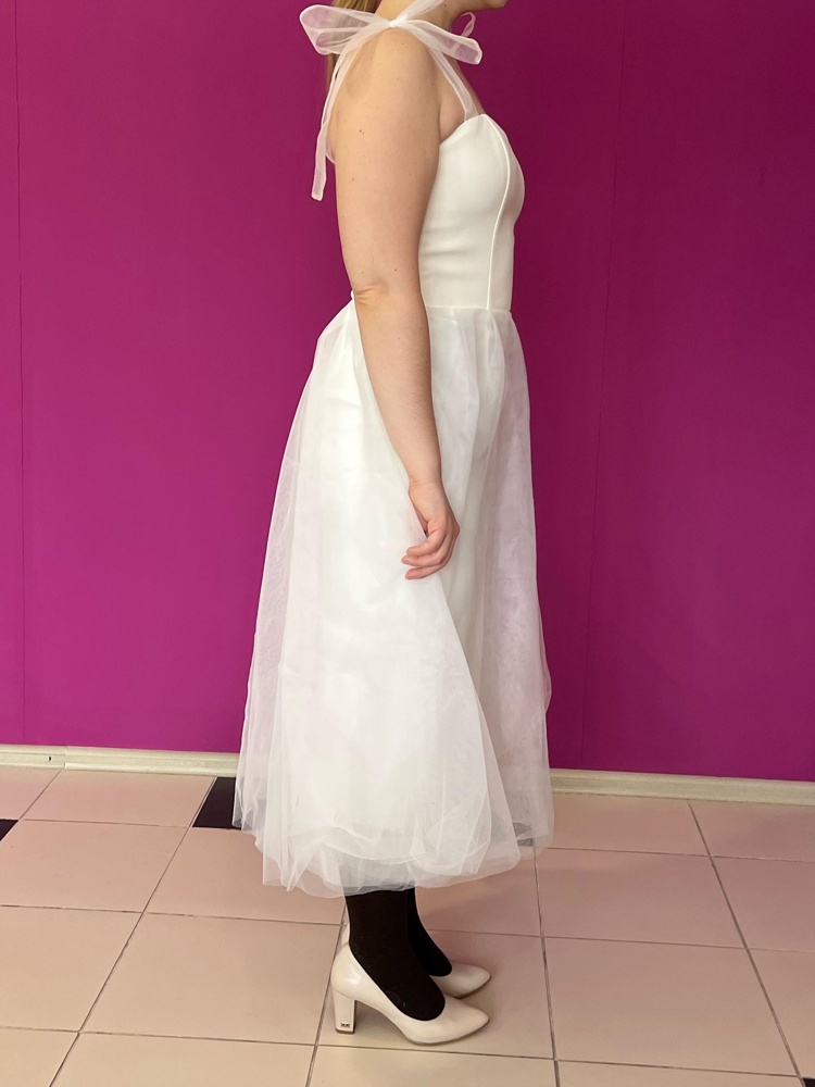 Очень нежное платье, ткань мягкая и приятная к телу, хорошо скроенный лиф. НО по фото было непонятно, что нижняя юбка прямая, а не свободная. Это дизайнерское решение мне совсем осталось непонятно. Поэтому платье не подойдёт девушкам, у которых есть хоть какие-то бёдра и попа. Верх хорошо, даже где-то свободно, а низ мал, отказ. 