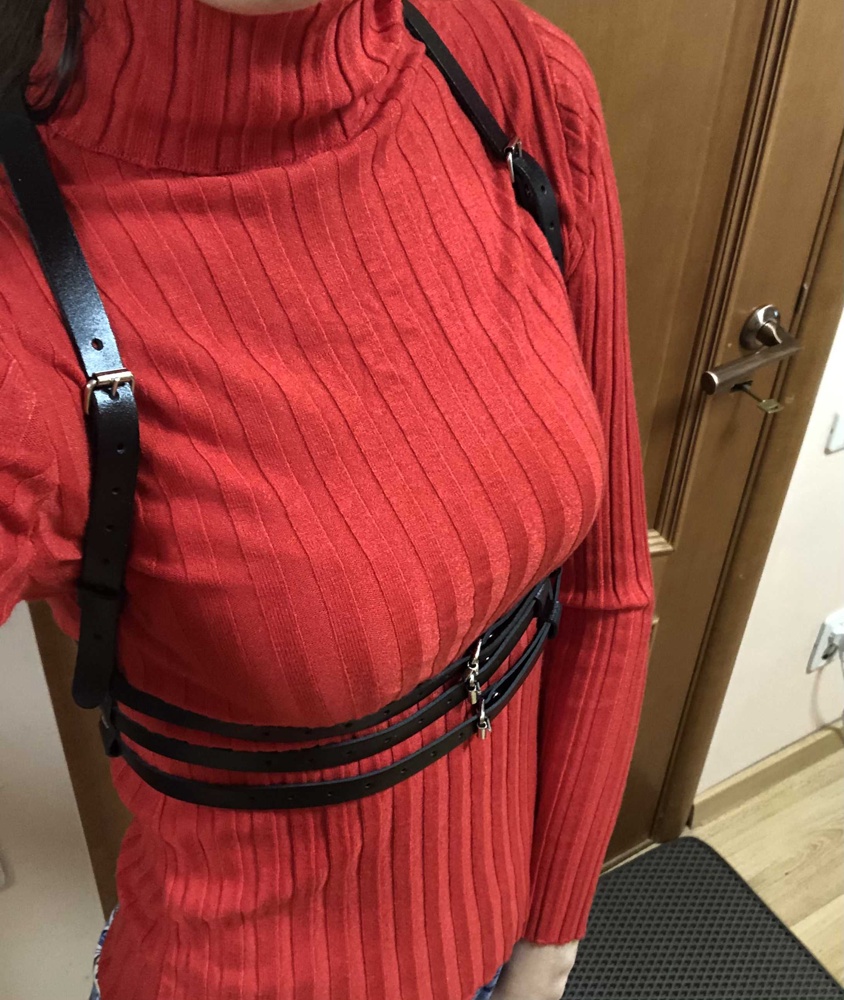 Материал хороший, пахнет кожей, сшито ровно, нигде ничего не торчит. Портупеей очень довольна. 