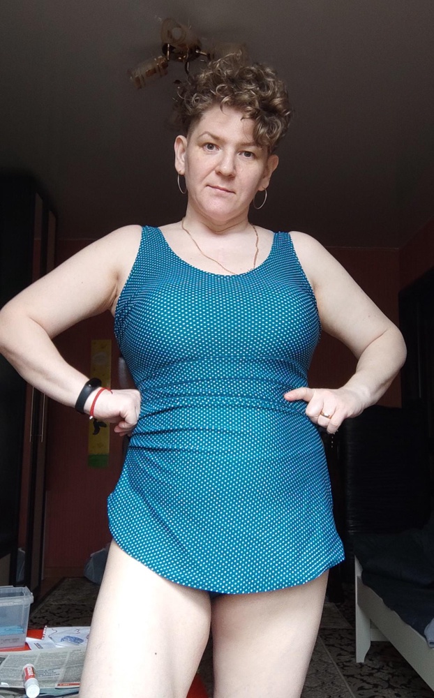 Купальник приехал в идеальной упаковке, на вешалке, приятно получать такой товар, спасибо за упаковку отдельно!!! По поводу купальника, то для меня это идеальный купальник!!! У меня большая и ШИРОКАЯ грудь, спрятать её очень сложно, всегда вылазят по бокам🙈😁 Этот купальник сел просто идеально!!! Безумное чувство комфорта, его не хочется снимать)))) Спрятано всё, что только можно👌Грудь держит идеально, живот визуально утягивает. Этот купальник действительно на большую и именно широкую грудь, чашки здесь очень удобные, поддерживают внутри резинкой. Рекомендую девочкам с пышной грудью!!! 👌👌👌