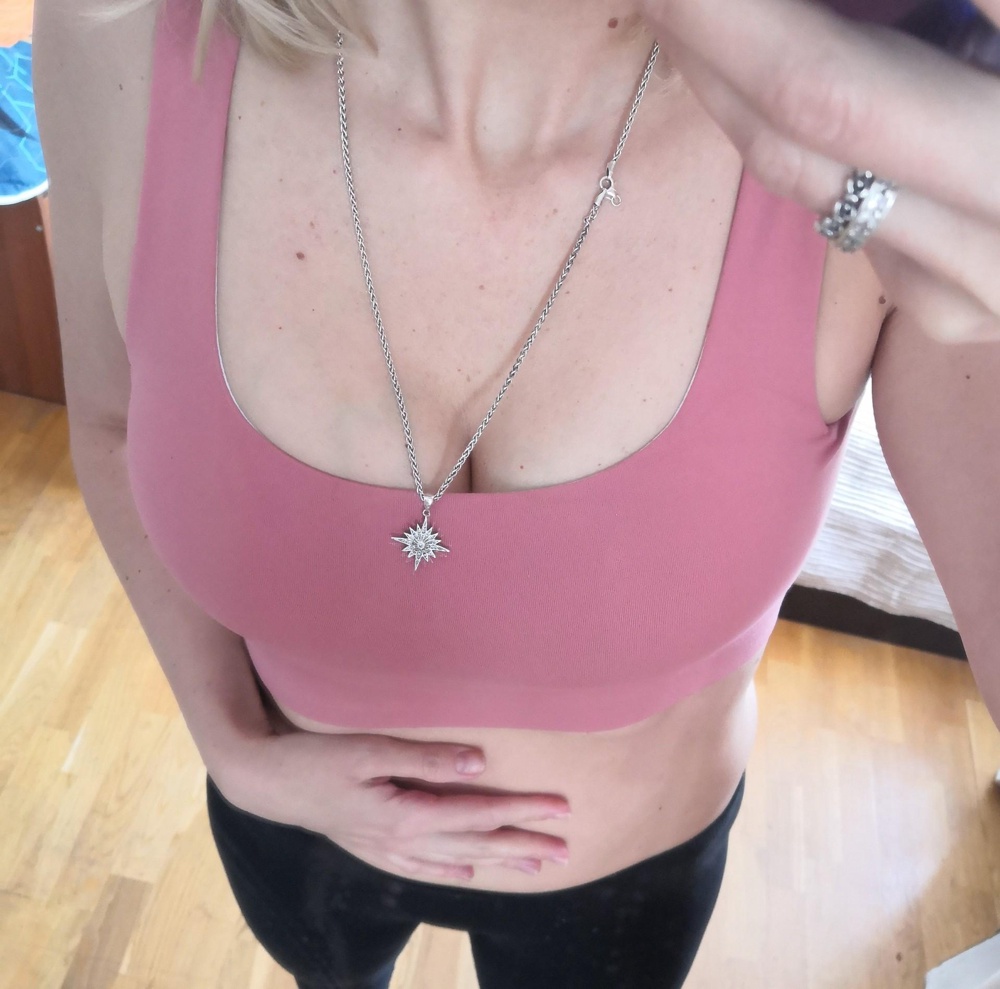 Мне на мою кормящую грудь в обтягон, наверное L надо было брать, брала по таблице, но оставлю когда буфера сдуются, по качеству претензий нет.