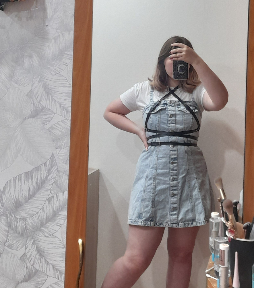 Очень очень сильный химозный запах, аллергия дала о себе знать. Надеюсь за пару дней у окна запах выветрится. Из-за этого -1 звезда
А так супер за свои деньги