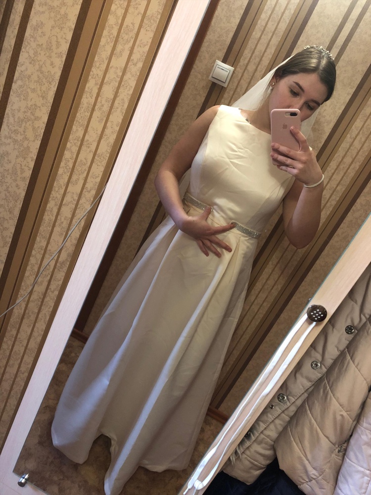 На мой 48 размер платье пришло, как будто на меня сшито! Но цвет более молочный, чем на фото. Больше похоже на шампань. Пояс оказался мал. Первые 2 фото я на каблуках 10 см при росте 170. На последний фото без обуви