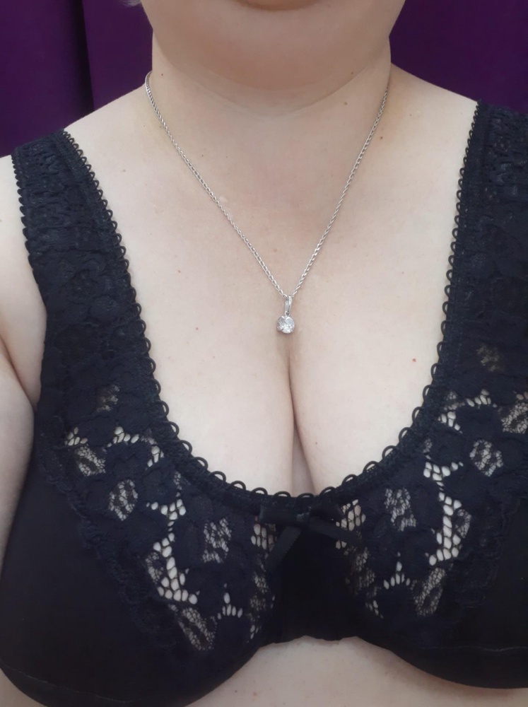 Бюстгальтер очень хороший, для большой груди так просто супер! Широкие брительки очень удобные 🔥, это плюсы. Теперь минусы, но это лично для меня, просто не моя модель. Нет КОСТОЧЕК, я без них не ношу.  Думаю большемерит. У меня D, взяла С и большие чашки! Ещё шёв центральный очень виден через одежду, кого парит, не подойдёт.