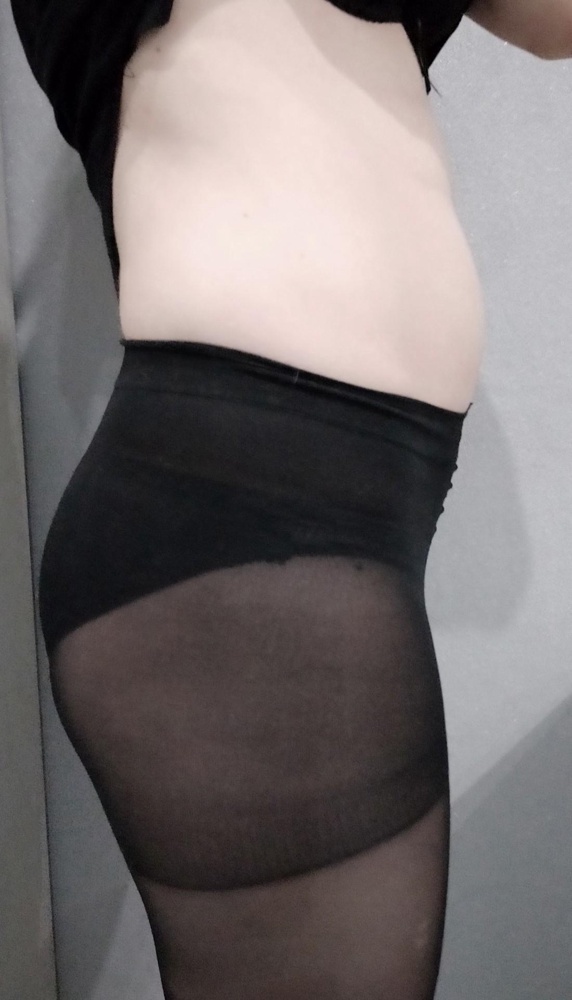 Решилась на утягивающие трусики, чтобы спрятать декретный животик и очень довольна. Под одеждой не заметно совсем, белье выглядит стильно и красиво, даже если кто то вас увидит только в белье. Свои функции выполняет отлично, животик становится плоским, а бедра приподнятыми. Большой плюс силиконовая лента сверху - ничего не спадает. И конечно застёжка снизу тоже огромный плюс.