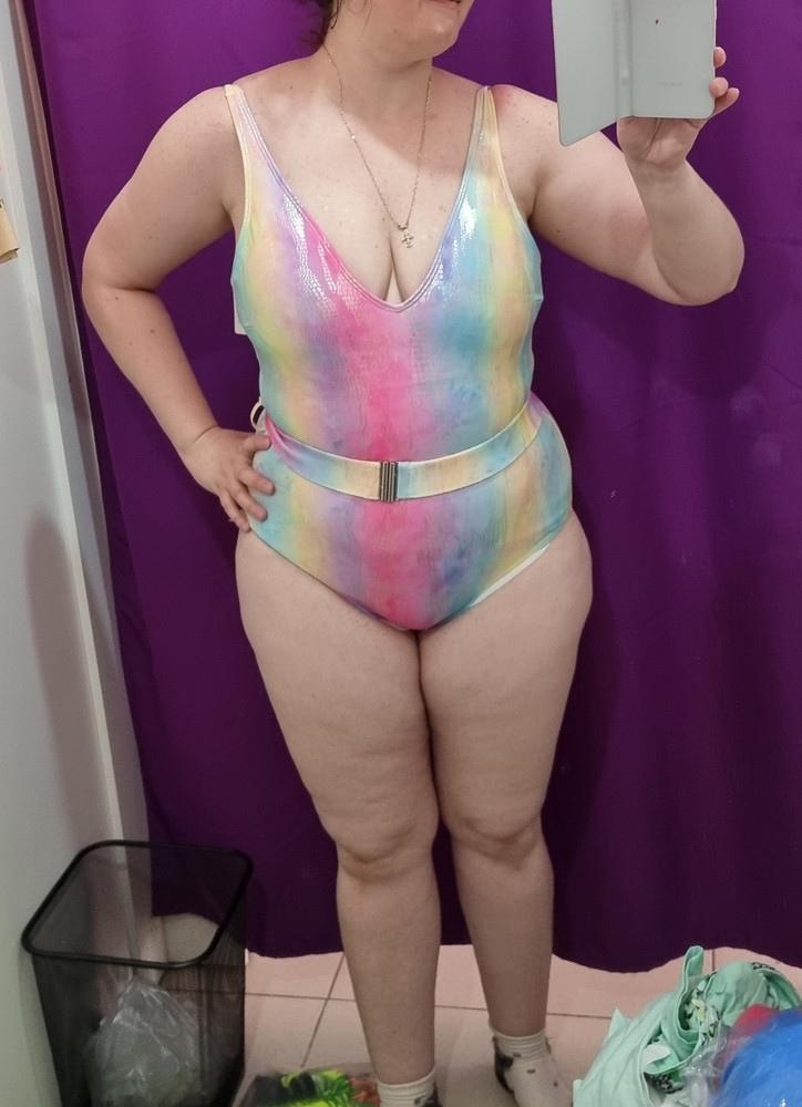 Красивый купальник, плотный, блестит, переливается, держит хорошо. Но мне не подошел, к сожалению, всё зажал, пережал. Побольше бы размер, было бы идеально.
На объём 107х82х117 купальники 44, 46 размера не подошли.