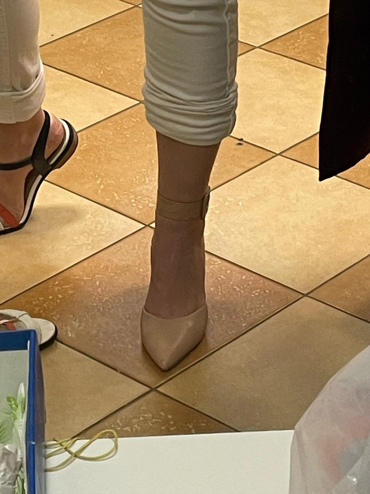 Туфли хорошие. Размер в размер. На ноге смотрятся аккуратно. Но пришли с браком. Поэтому отказ.