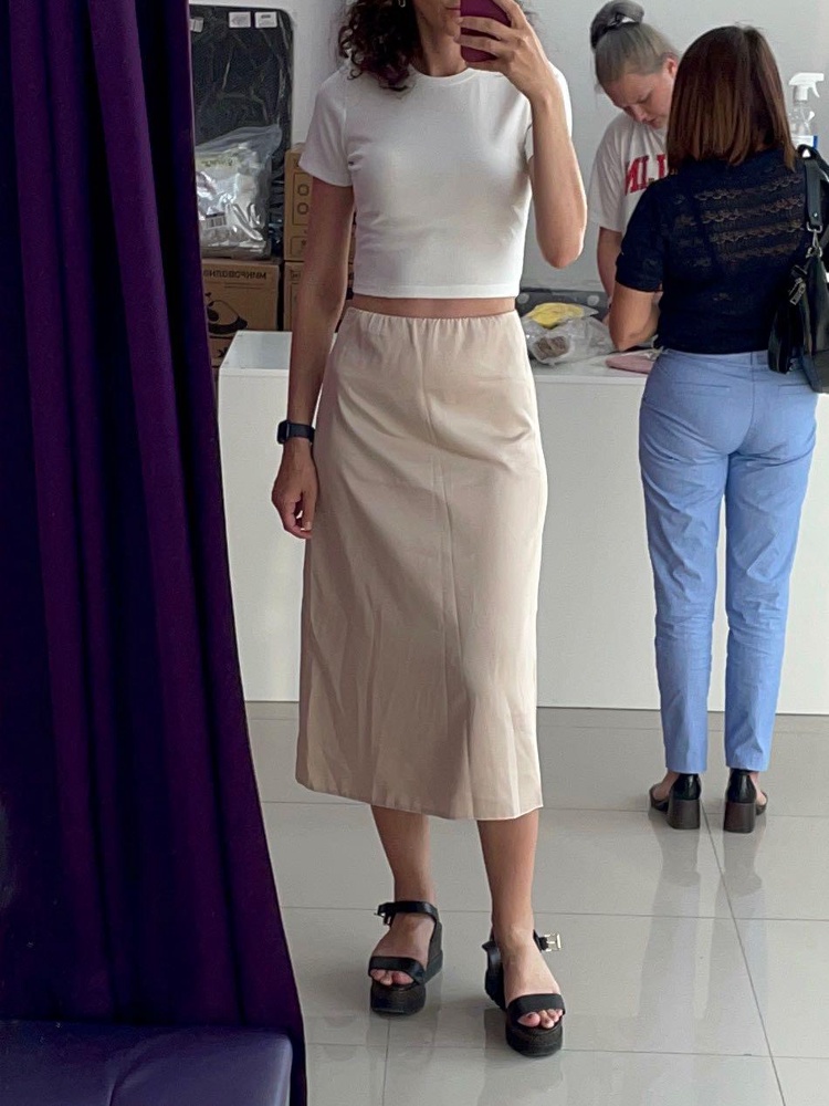 Хорошая юбка, брала размер xs и s. Обе сели нормально, но оставила s чтоб было посвободнее. Антистатиком обработала и ничего не липло. Выглядит хорошо, не дешево. На мне s. Цвет реальный на втором фото. 