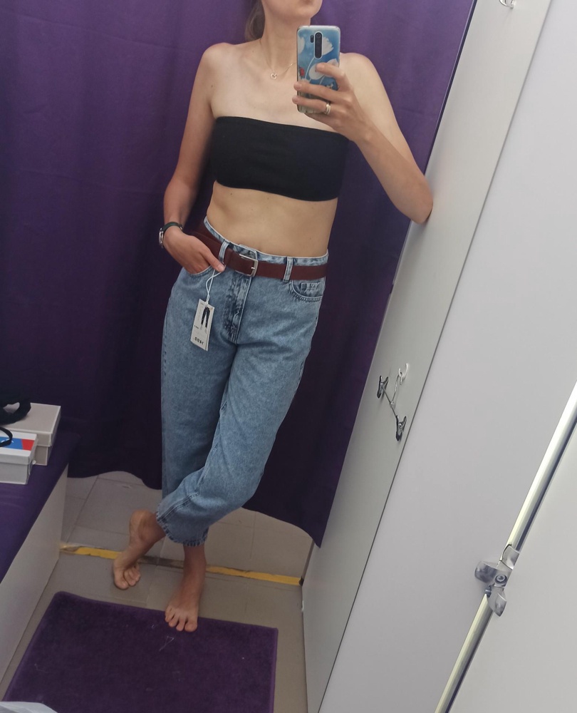 Хороший! Даже классный! ОГ 90-92. Рост 180см. Сидит плотно, не спадает, не перетягивает. 
Наверное это предел для данного размера. Если грудь больше, то уже будет дискомфортно