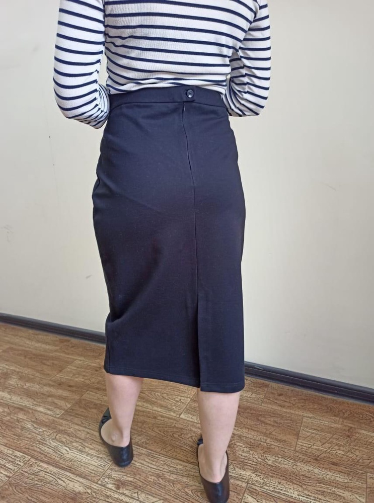 Искали жене юбку на работу. Из 4 юбок подошла по размеру только эта. Очень хорошая ткань, плотная. Молния вшита аккуратно, нитки нигде не торчат. Однозначно рекомендуем!