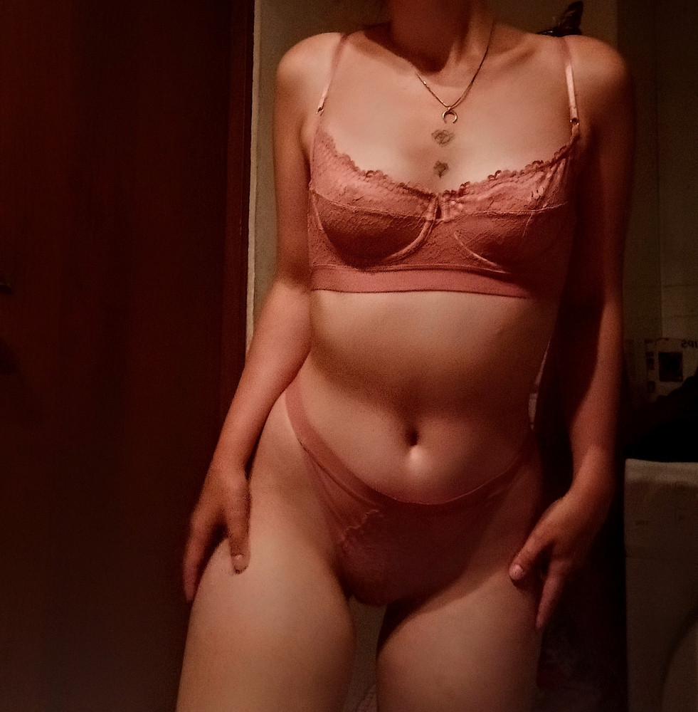 Комплект отличный, мягкая ткань очень приятна к телу. Трусики и бюстгальтер очень удобные. Размеры все соответствует, поэтому не слушайте тех, кто пишет, что маломерит) Конечно, мне надо было на размер меньше брать, лучше бы сел. Но в целом, выглядит очень сексуально и красиво 😏