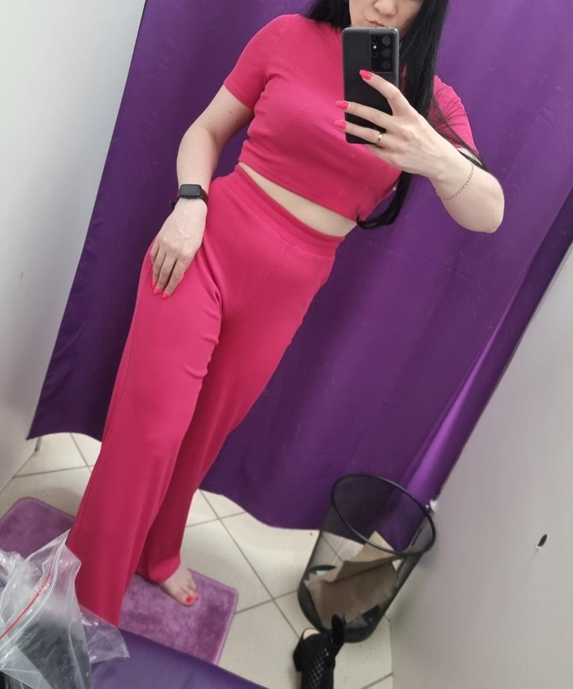 Костюм классный. НО, нет карманов😒. Как то не приятненько, обажаю брюки, шорты, юбки, с кармашками🙄
Звезду сняла за это.
А цвет, качество🔥