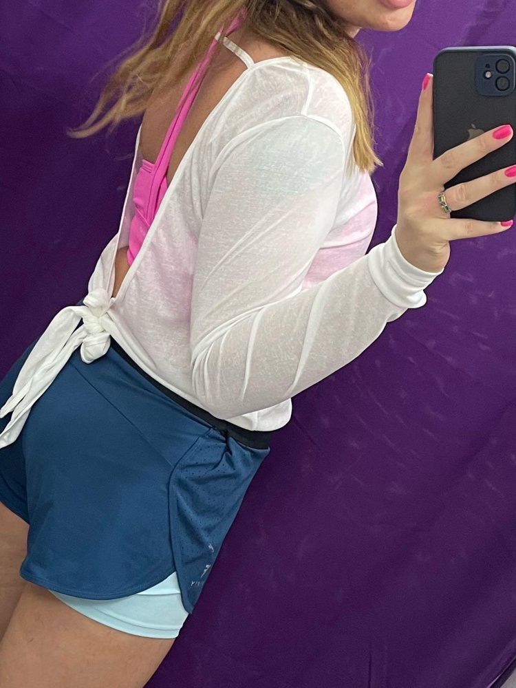 РАШГАРД понравился. Действительно лёгкая невесомая ткань. Я взяла для бега, чтобы  не обгорать. Смотрится 💥 мой размер 48-50 рост 175, пальчик в разрез надевать при моих параметрах не комфортно, но это вообще не проблема. Рекомендую!