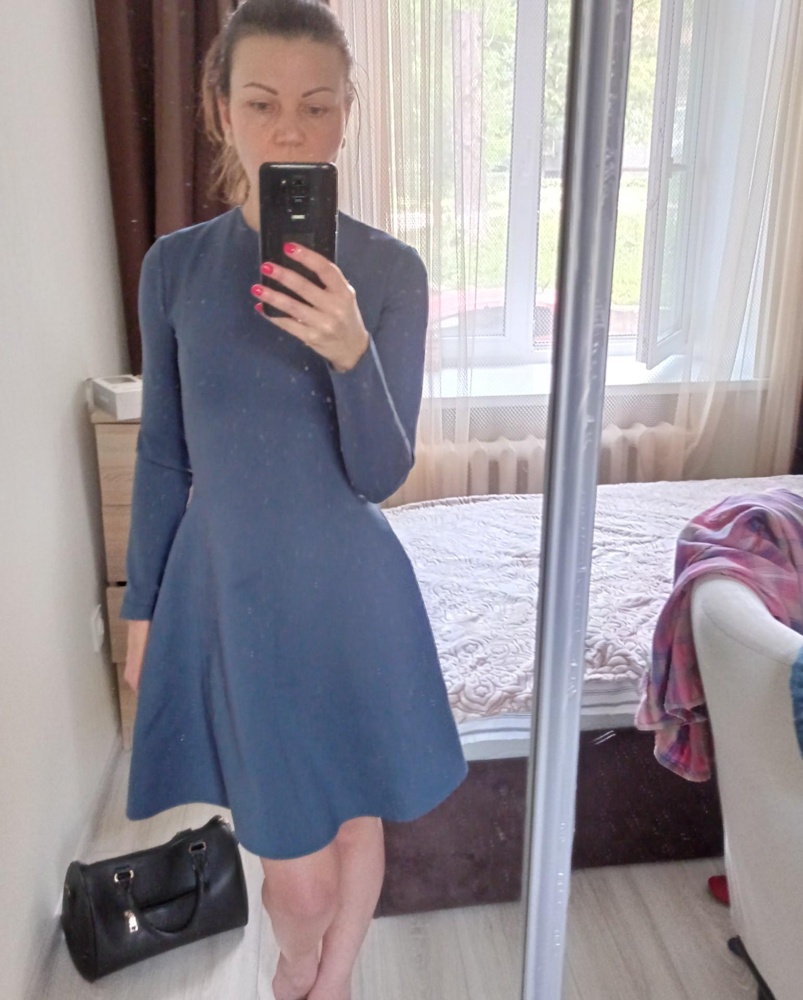 Плотная качественная ткань, стрейч, хорошо тянется. Комфортно село. Оттенок чуть отличается, чем на картинке.  В деле цвет не ах. Но все равно хороший, спокойный, для повседневной носки пойдет