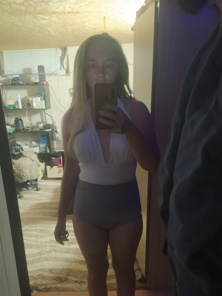 Девочки это огонь, идет в размер это у меня ляхи немного раздуло, очень довольна, пришел в пакетике на замочке, давно на него смотрела и как скидка попалась сразу купила и не пожалела.