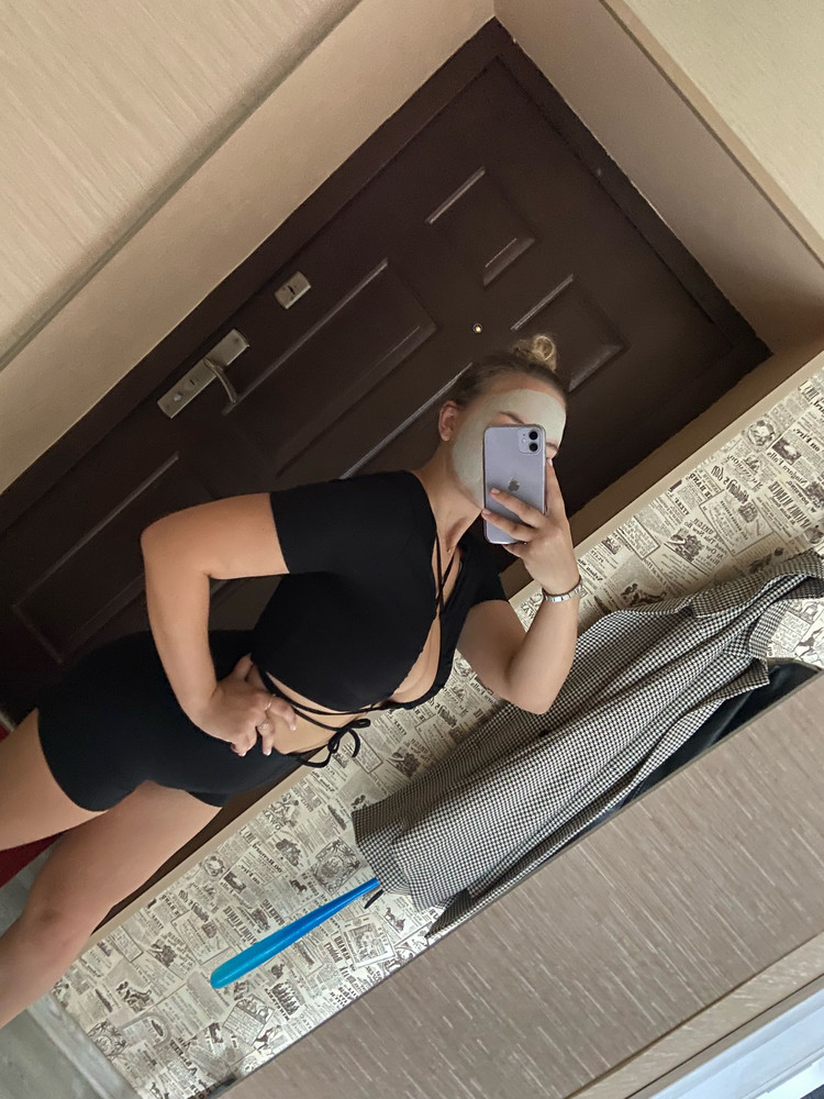 Пришло все быстро, топ прекрасный, тем более я так случайно зашла и он стал стоить 300 рублей, сразу же заказала. 