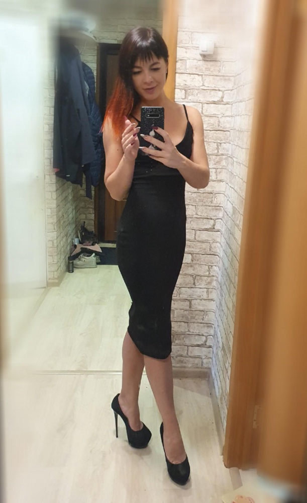 Платье огонь. Ношу 42р заказала s. Село отлично. Тяжело снимать и одевать, но я приспособилась