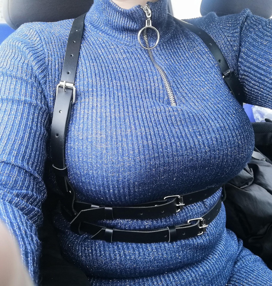 Одна из самых лучших покупок. Смотрится отпадно, регулируется как душе угодно, кожа натуральная, фурнитура не ржавая