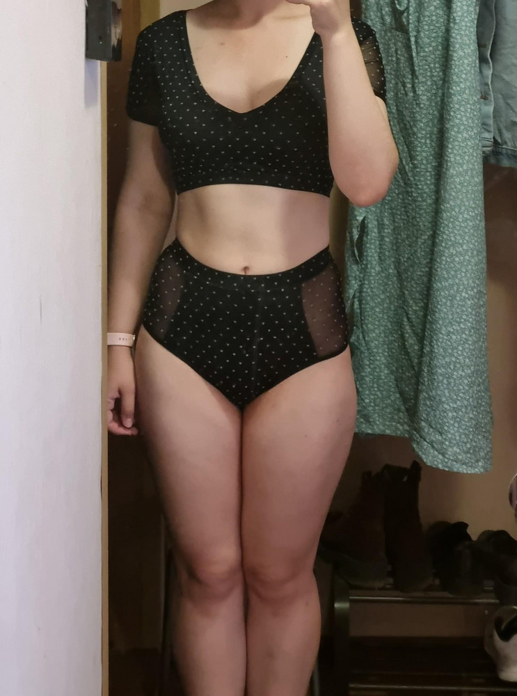 Очень красивый, качественный и удобный купальник! Очень долго искала что-то милое с закрытой спиной. 
Забавно, что на той же лaмoдe его можно купить за 6 тысяч, когда этот я забрала за 3,6.
Но кто-то на складе решил пошутить с размерами: я заказывала эм и эль, вместо большого положили эс)) Хорошо, что эм подошла