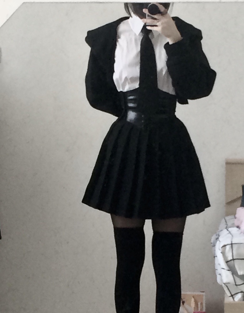 юбочка очень хорошая, такую и искала, достаточно плотную чтобы держала форму не как тряпка, к сожалею большевата в талии, но это не проблема, можно подшить. за свою цену находка!!