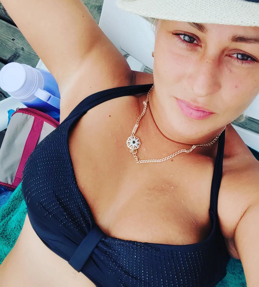 Идет в размер, очень удобный и грудь держит отлично)