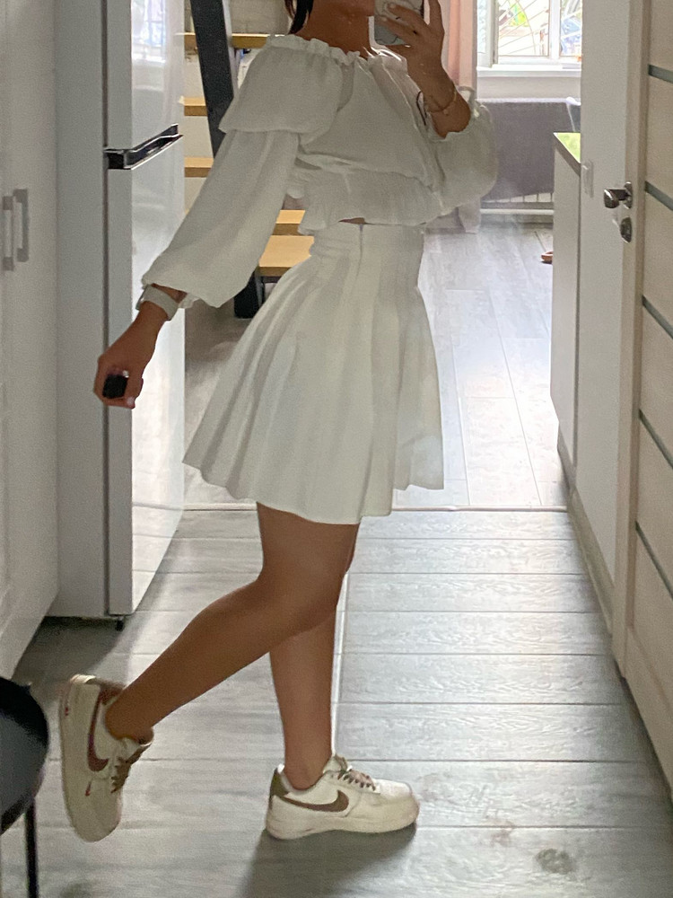 Девочки, юбка очень классная! Я взяла по указанной размерной сетке, все идеально село. Качество хорошее, не просвечивает. Без ужасных шорт из дождевой ткани и с аккуратной молнией и швами. Белая отлично на лето, чёрную взяла бы на работу/учебу к осени. 