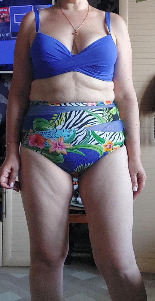 Отличный купальник. Размер соответствует. Качество хорошее. Нитки не торчат, сеточка целая. Яркий расцветок. Рекомендую к покупке.