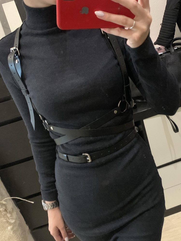 Прекрасная вещь. Фурнитура нормальная, у меня ничего не сыпется. Заказывала самый маленький размер на 82-60-90.