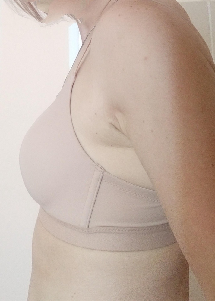 Очень мягкий и приятный. Форма груди красивая получается. Размер подошёл на ОГ 89, под грудью 74.