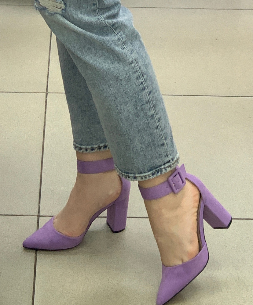 Туфли из искусственной замши, цена очень доступная. Выполнены аккуратно, следов клея нет. Каблук очень удобный, при ходьбе не ощущается. На высокий подъем и неузкую ножку подошли отлично! 37 размер был даже немножко свободен, но не критично. Посмотрим, как будет при длительной носке.