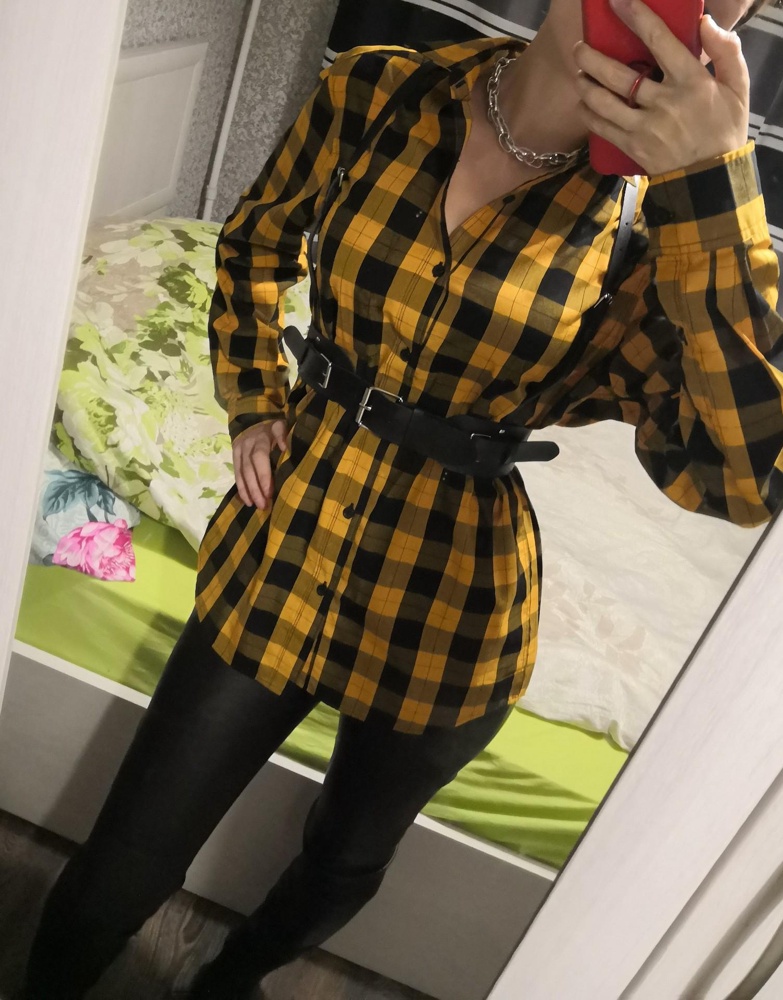 Не все фотки соответствуют действительности. Вот те фотографии в платье - это не та портупея. Там ремешок прошит и более глянцевый. А на деле портупея как на фотографиях с рубашкой. Качество хорошее. Регулируется во всех местах. Выглядит очень симпатично👍