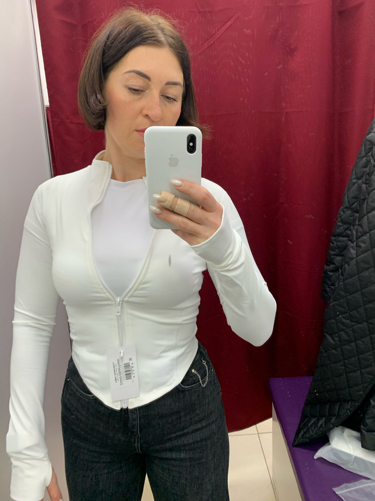 Кофта красивая,но по мне не совсем белая, больше молочная.Взяла 2 размера м и L ,и на спине как смотрится мне не понравилось. Поэтому отказ.