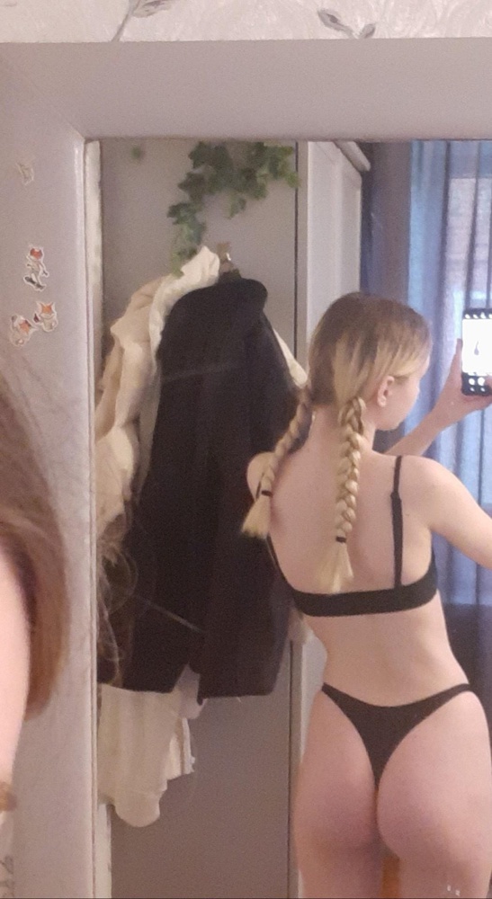 немного маловат но не значительно,очень классно сел так что я довольна (я заказывала хs но не подошёл так что берите на 1-2 размера больше)