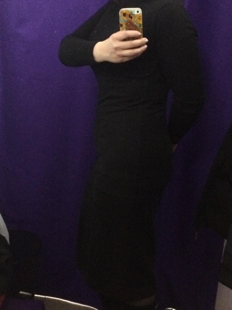 Супер платье . Строгое и вместе с тем секси , стильное ; ткань приятная не ощупь, качество соответствует заявленному продавцом ( верх - как трикотаж на стандартной водолазке- лапше, низ - велюр). Идёт на рост 170 см, мне (рост 161см)закрывает колено; спереди небольшое разрез; фигуру зрительно удлиняет.. Сидит отлично . Я очень очень довольна !!! 