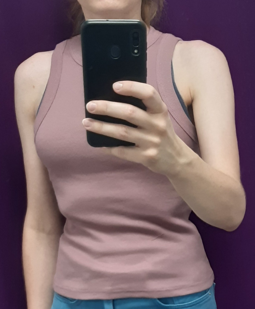 Зелёная прекрасная - плотная, аккуратные проймы, цвет красивый 💚 (оценка этой майке)
Пудровая на возврат 👎 Проймы слишком глубокие, всё видно, а горловина впритык к шее. Возможно, это мне такая единица попалась, но ощущение, что вообще разные лекала 😒  