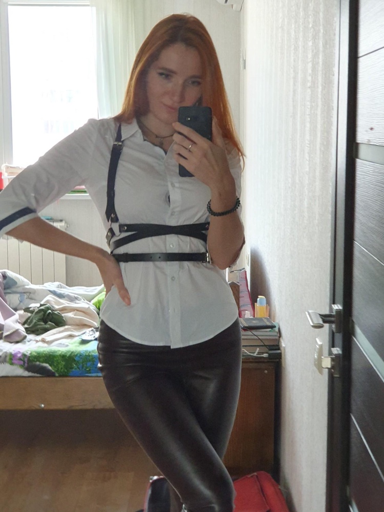 Жестковата, но наверное так и надо. На параметры 90-70 взяла размер 44-46, нормально, хотя пояс заканчивается аж на спине, наверное можно и меньше брать.