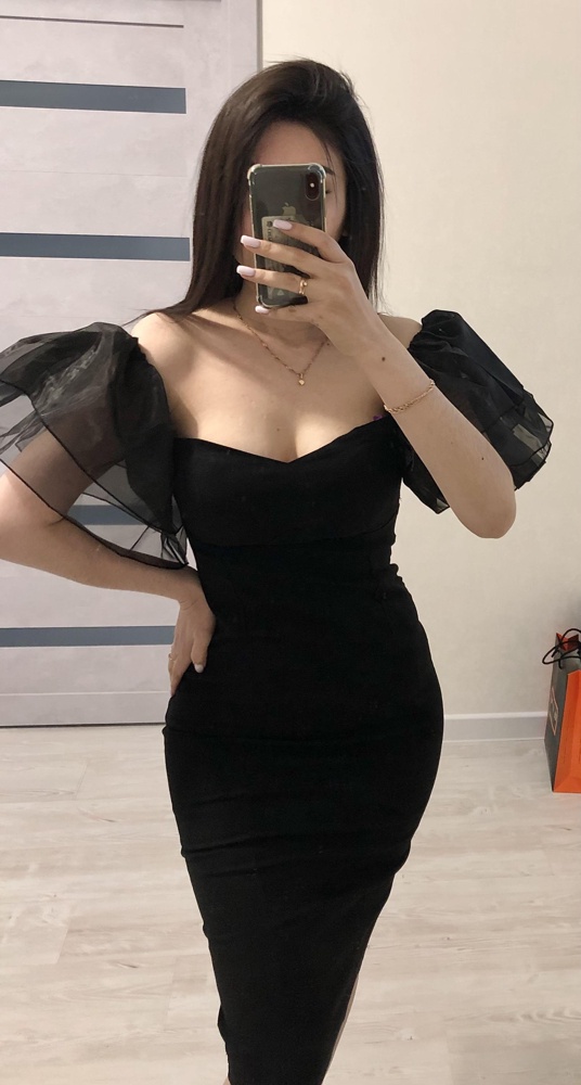 Платье очень красивое и садится по фигуре).  Не маломерит, идёт в размер. Ткань хорошая , выглядит достойно )