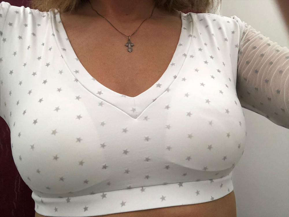 За купальник я ставлю 5 звёзд! За отношение и упаковку товара 0! Отвратительно за такие деньги! Я прикладываю все фото! Товар пришёл упакованным ужасно! Сам купальник хороший! Очень мягкий и в нем комфортно, ничего не пережимает! Вкладыши на груди просвечиваются и более того, один вкладыш повержен и на фото видно не очень, но в жизни это сильно очевидно! Благо, что вкладыш можно достать, перевернуть и заменить! Но считаю, что это продавец изначально должен сам заменить некачественный вкладыш за такую стоимость купальника! Я брала размер S, мой рост 162 см, параметры 84-67-94! Сидит хорошо! Возможно верх можно было бы меньше, чтобы прям грудь красиво подтягивалась, но и так тоже смотрится хорошо! 